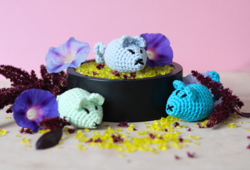 Háčkovaná myška s kozlíkem a šantou 1