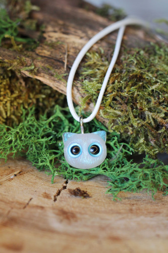 Náhrdelník s iridiscentní kočičkou 1