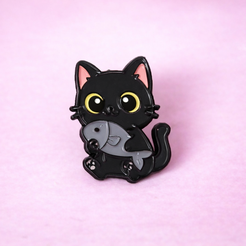 Odznáček - černé koťátko s rybičkou