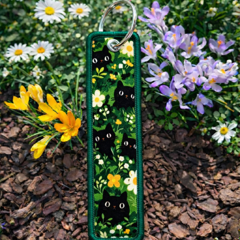 Klíčenka Kočičky v květinové zahradě