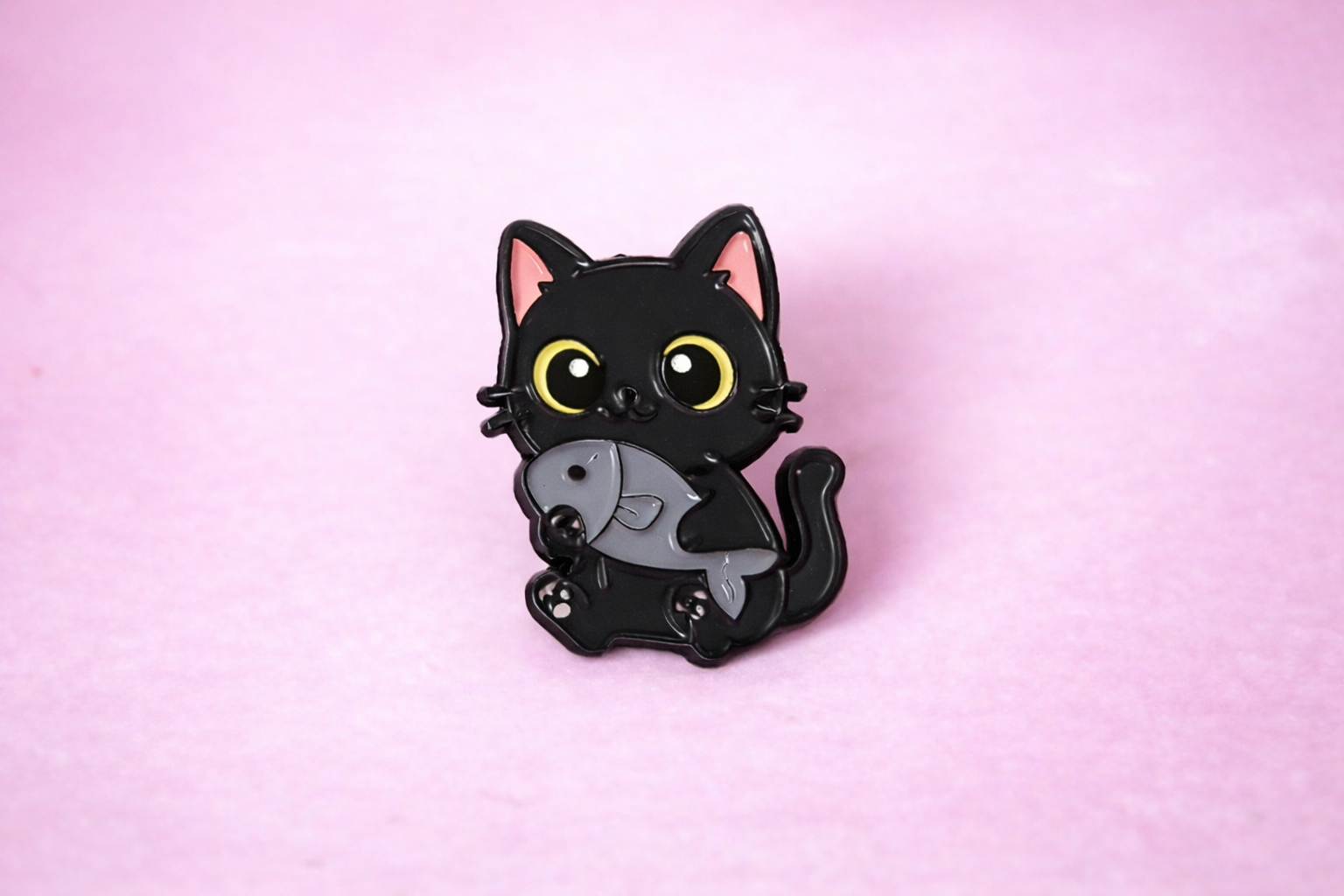 Odznáček - černé koťátko s rybičkou