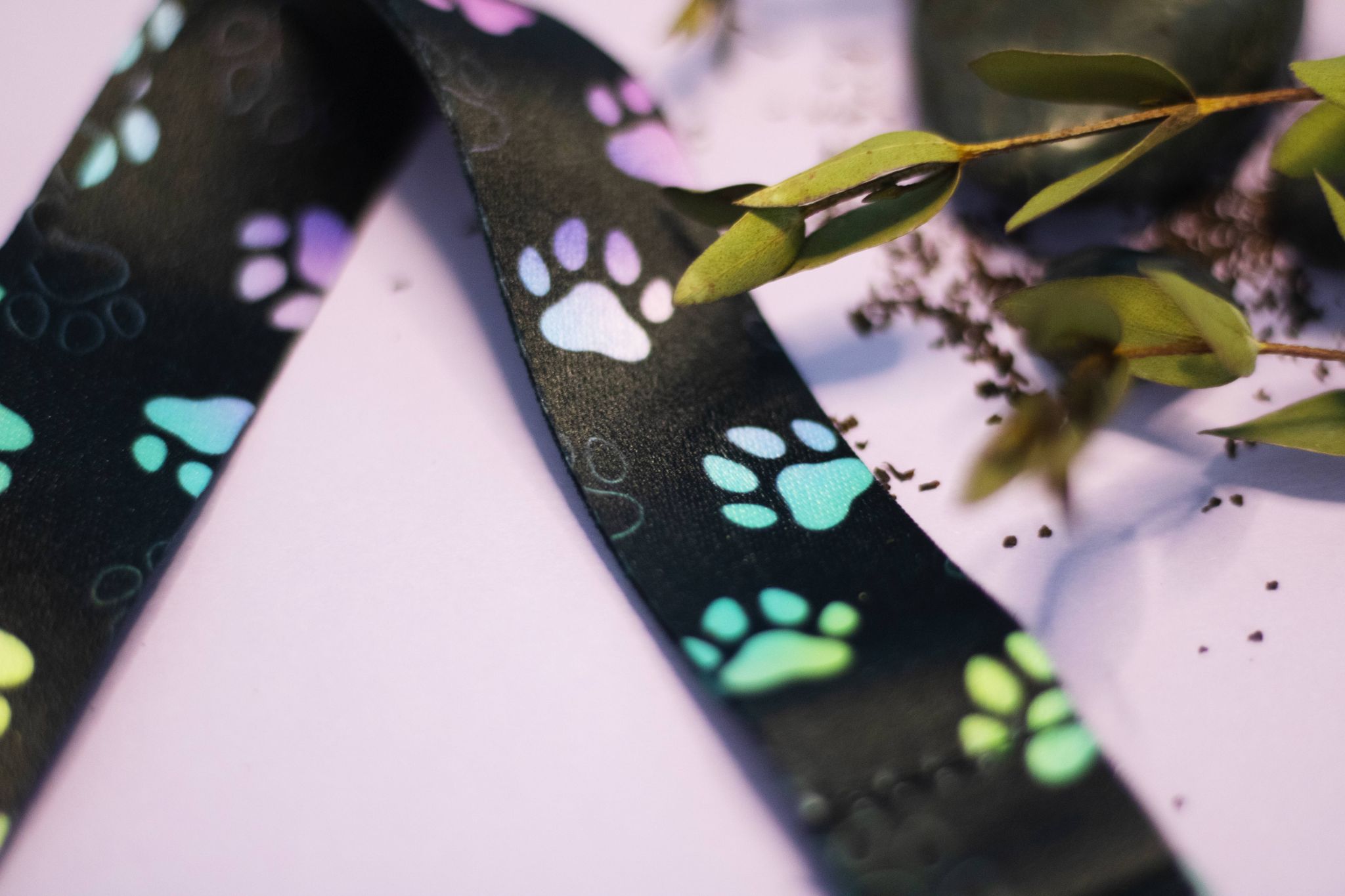 Klíčenka na krk - černá s tlapičkami 2