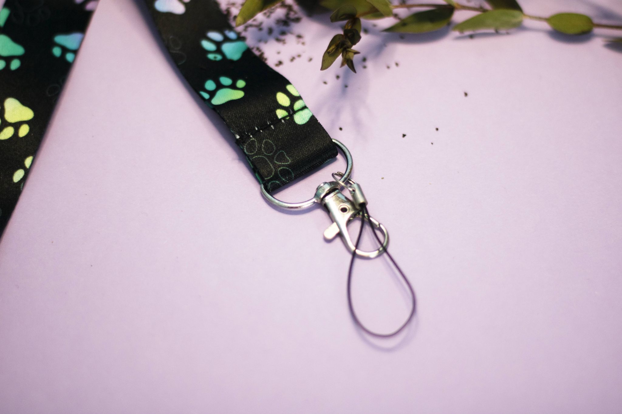 Klíčenka na krk - černá s tlapičkami 3