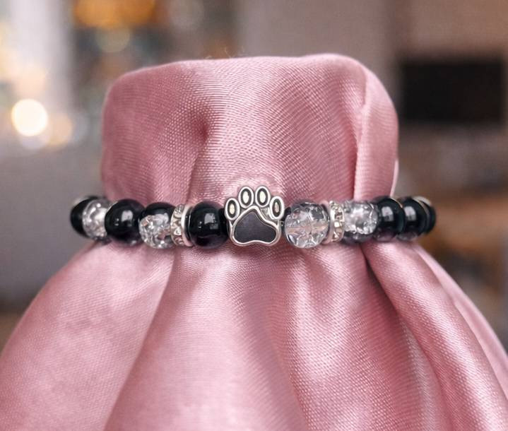 Náramek s tlapičkou a černými korálky