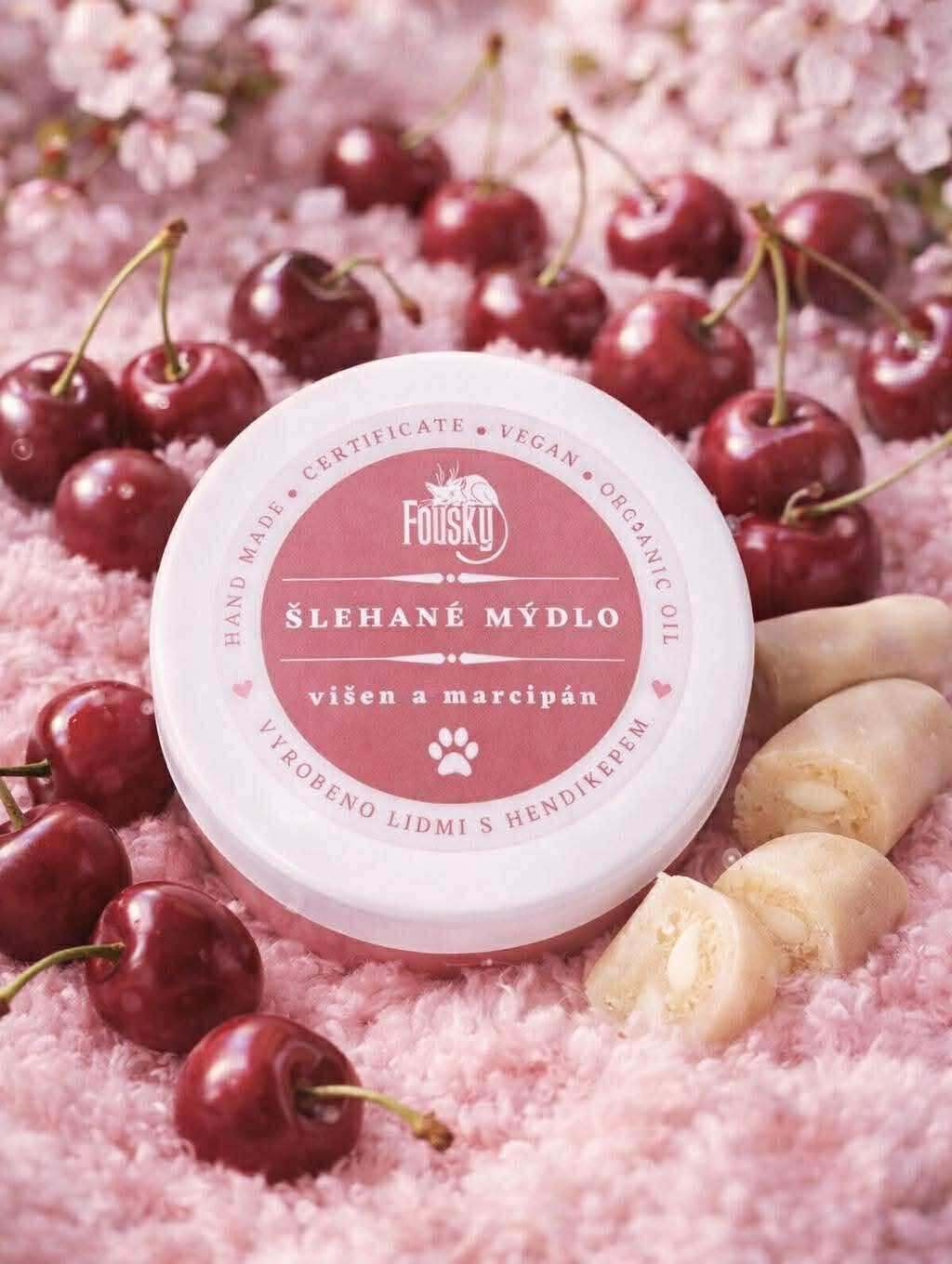 Šlehané mýdlo s vůní višně a marcipánu